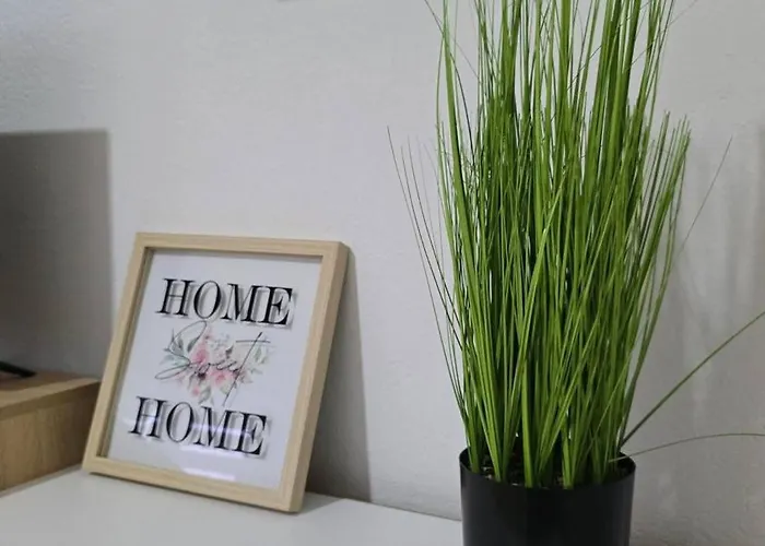 Charming 2 Bedroom In Heart Of Apartman *