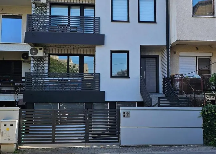 Charming 2 Bedroom In Heart Of