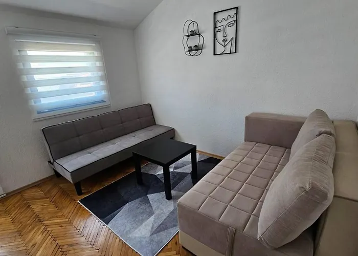 Charming 2 Bedroom In Heart Of Apartman *