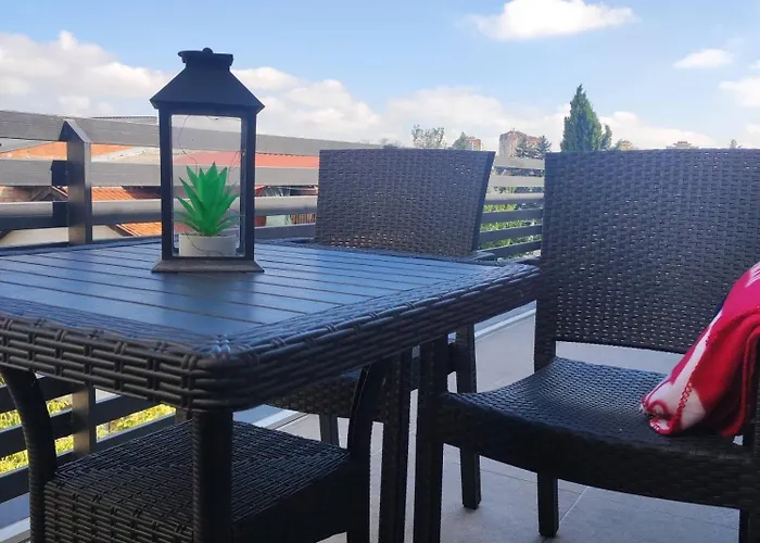 Charming 2 Bedroom In Heart Of Apartman *